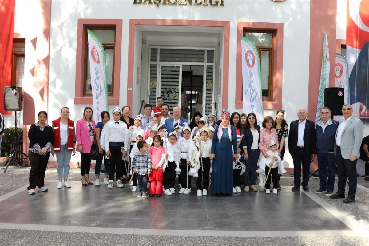 Menteşe Belediyesi Kültür ve Sanat Şenliği\'nde 12 çocuk sünnet ettirildi