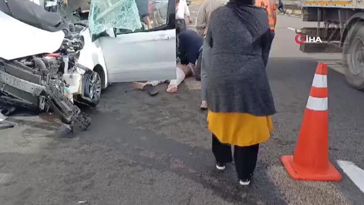 Ankara\'da Kontrolünü Kaybeden Otomobil Tıra Çarptı, Sürücü Ağır Yaralandı