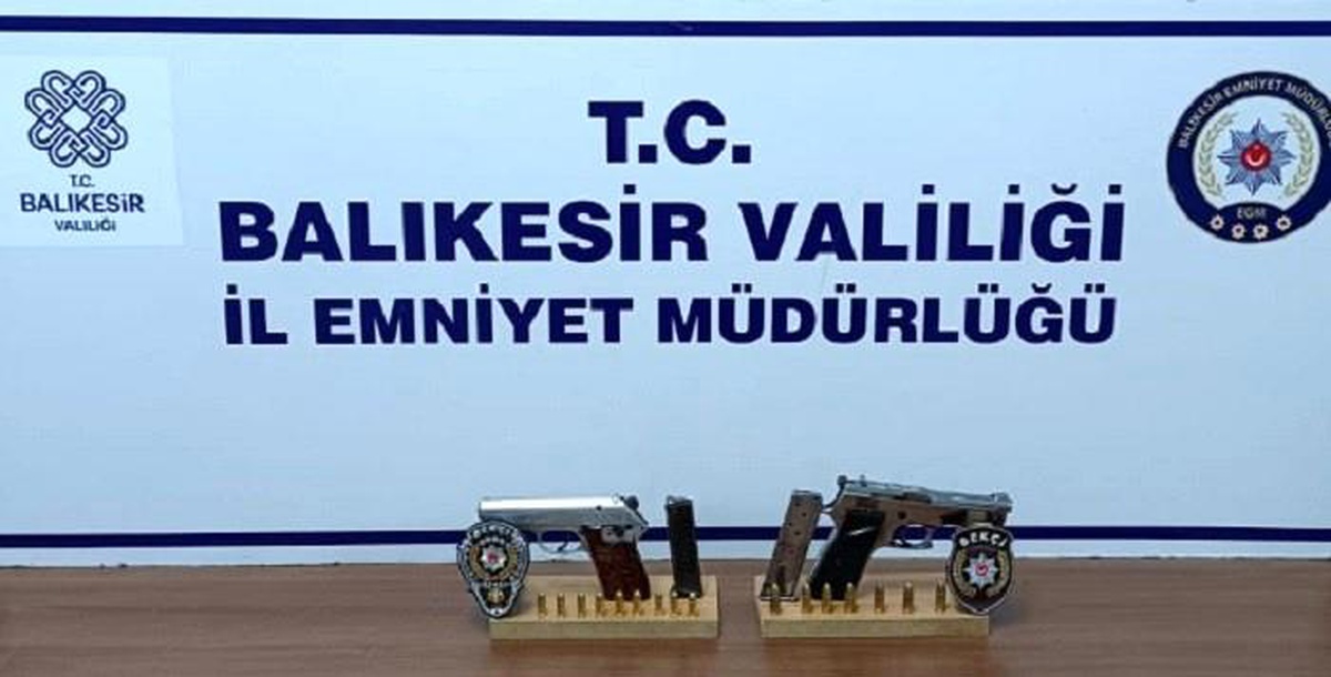 Balıkesir\'de Kaçan Motosikletin İçinde Hırsızlık ve Tehdit Suçundan Aranan 2 Kişi Yakalandı