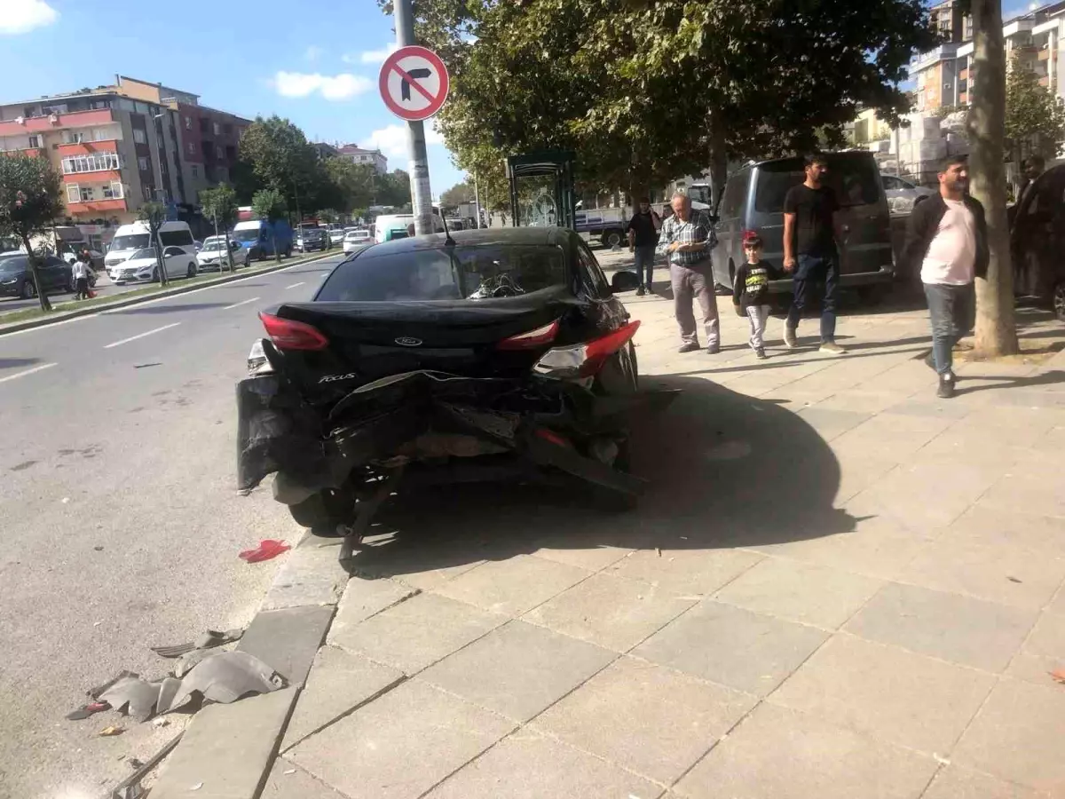 Sancaktepe\'de Kırmızı Işıkta Geçen Araç Sürücüsüne Çarpmamak İçin Yapılan Manevra Sonucu 2 Kişi Yaralandı