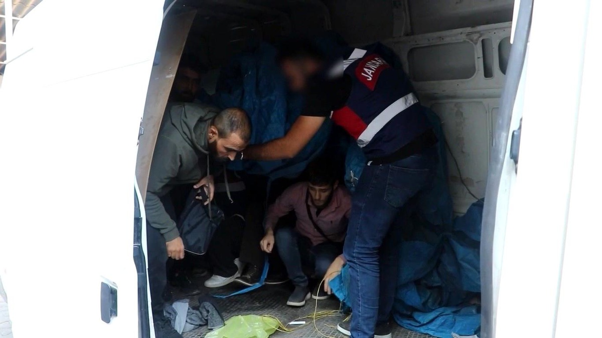 Şanlıurfa\'da 39 düzensiz göçmen ve 8 organizatör yakalandı