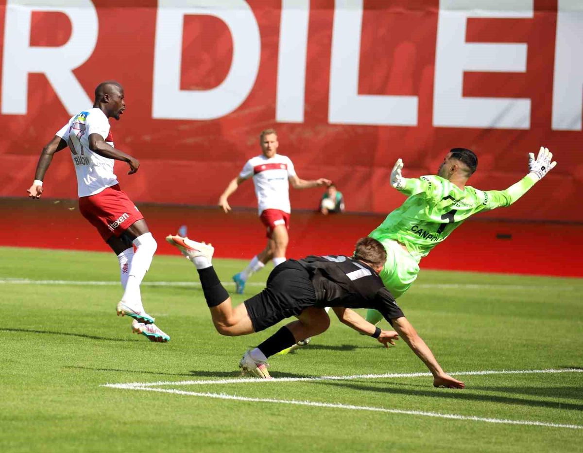 Sivasspor\'un Modou Barrow\'u Pendikspor maçında gol attı