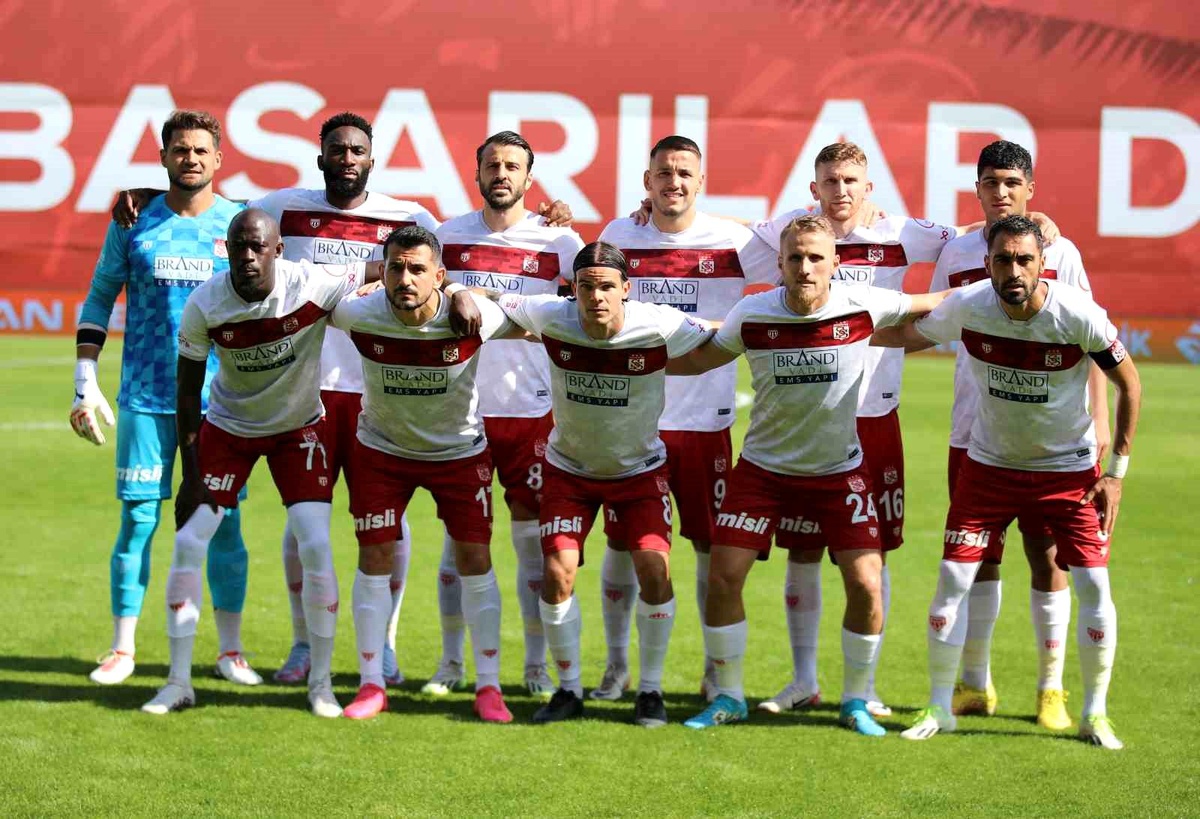 Sivasspor, Pendikspor\'u 3-2 mağlup ederek ikinci galibiyetini aldı