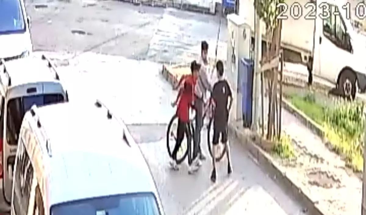 Sultangazi\'de Bisiklet Hırsızlığı Güvenlik Kamerasına Yansıdı