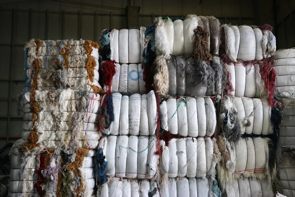 Tekirdağ\'da bir firma, tekstil atıklarından keçe üreterek 60 ülkeye satıyor