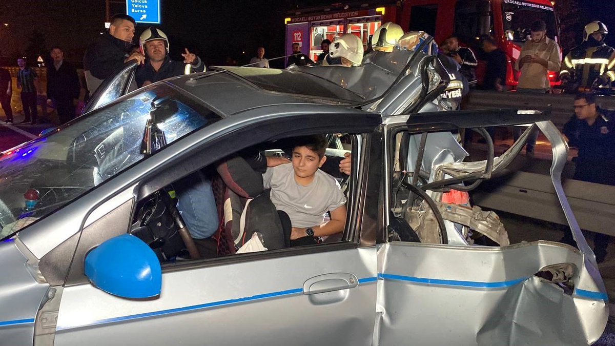 İzmit\'te Tırın Otomobile Çarpması Sonucu 5 Kişi Yaralandı