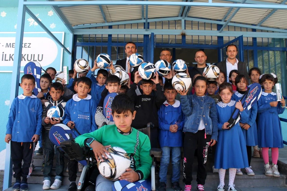 Bayburt\'ta trafik kazası sonrası yaralanan kadın, köy okullarına spor malzemesi bağışladı