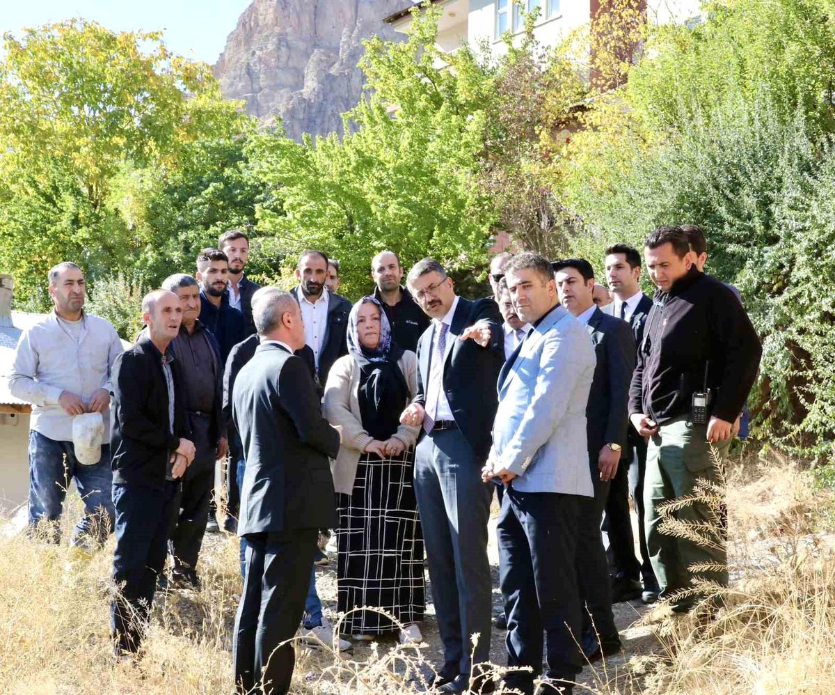 Hakkari Valisi Ali Çelik, mahallelerdeki sorunları yerinde inceledi