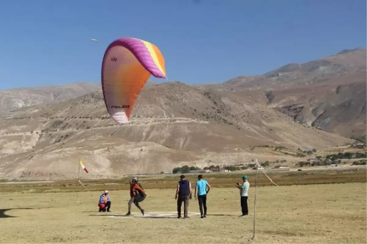 Erzincan\'da Yamaç Paraşütü Hedef Eğitim Yarışması Başladı