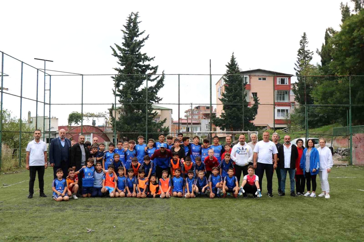Samsun\'da Spor Kulübü, Kullanılamaz Hale Gelen Halı Sahasının Yenilenmesini İstiyor