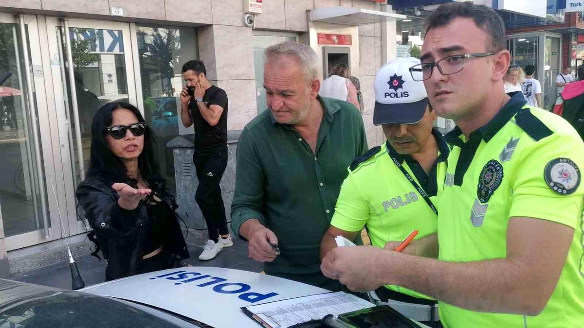 Antalya\'da elektrikli bisiklet sürücüsüne kask cezası