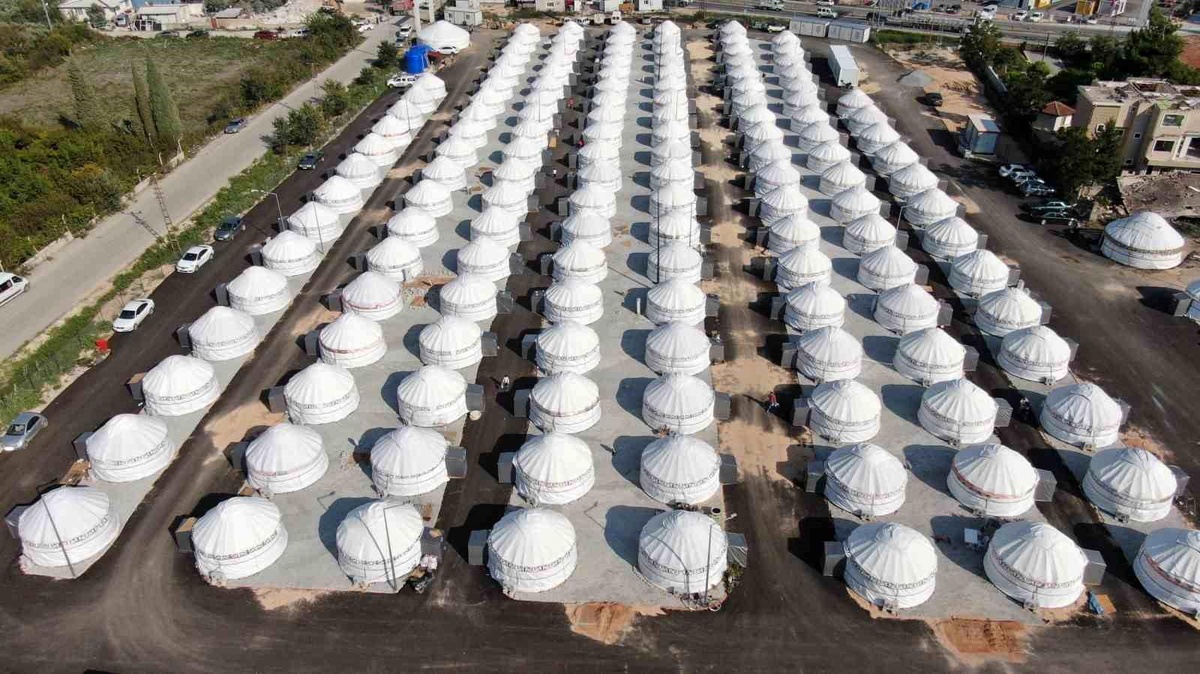 Hatay\'da depremzede vatandaşların çadırları yağışlı havada su almadı