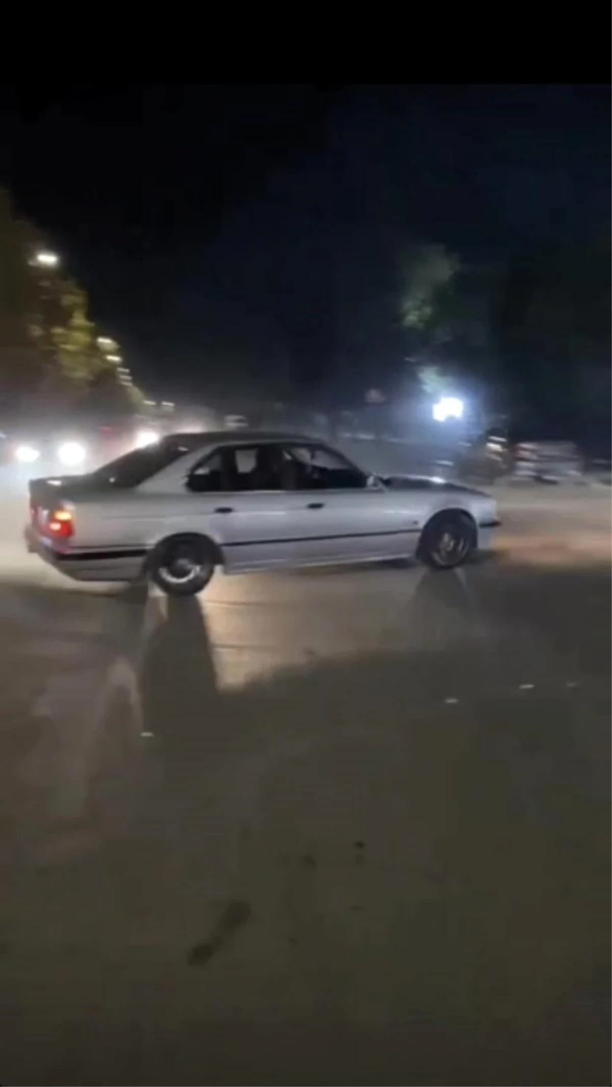 Tuzla\'da Caddeyi Kapatan Otomobil Sürücüsü Drift Attı