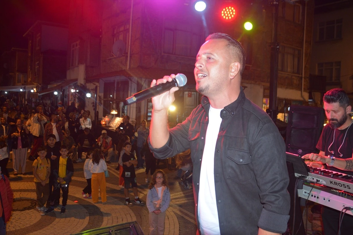 Akçakoca\'daki konserde pop müzik sanatçısı Özgür Karakaş sahne aldı