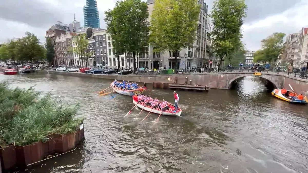 Amsterdam Kanal Yarışı: Amsterdam\'ın Tarihi Su Yollarında Eşsiz Bir Yarış