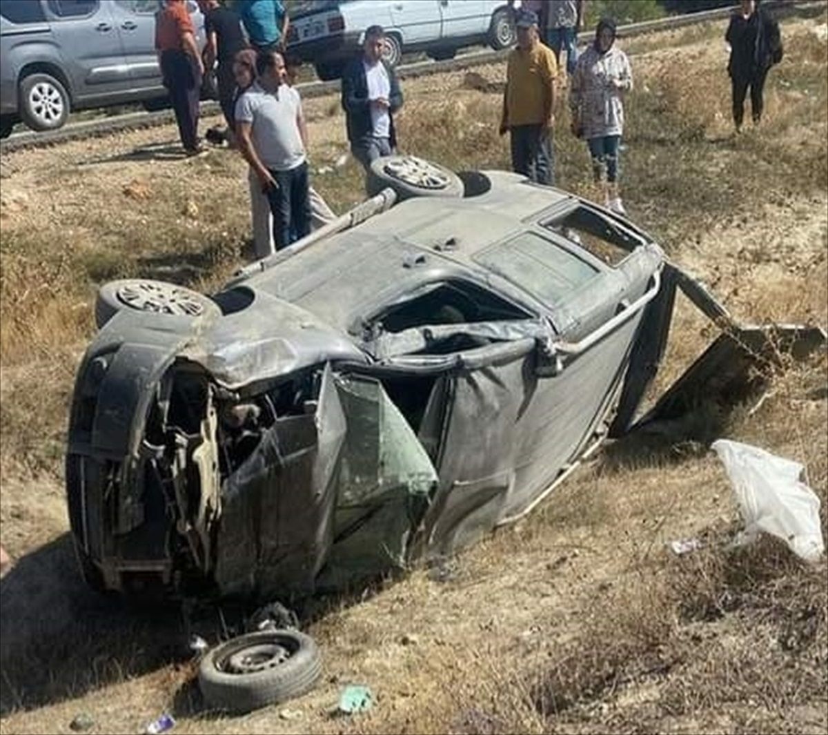 Elmalı\'da Ticari Araç Şarampole Devrildi: 2 Yaralı