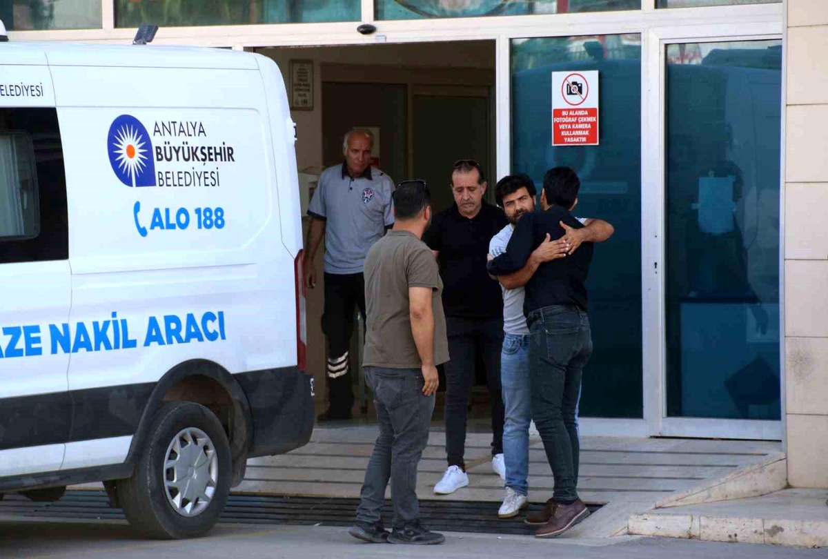 Antalya\'da trafik kazasında depremzede hayatını kaybetti