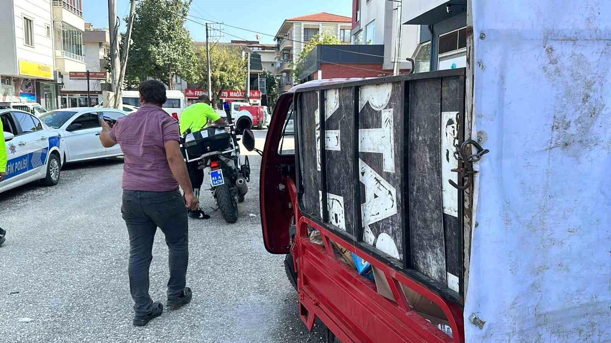 Düzce\'de Atık Toplayan Sürücüye Ehliyetsiz Araç Kullanmaktan Cezai İşlem