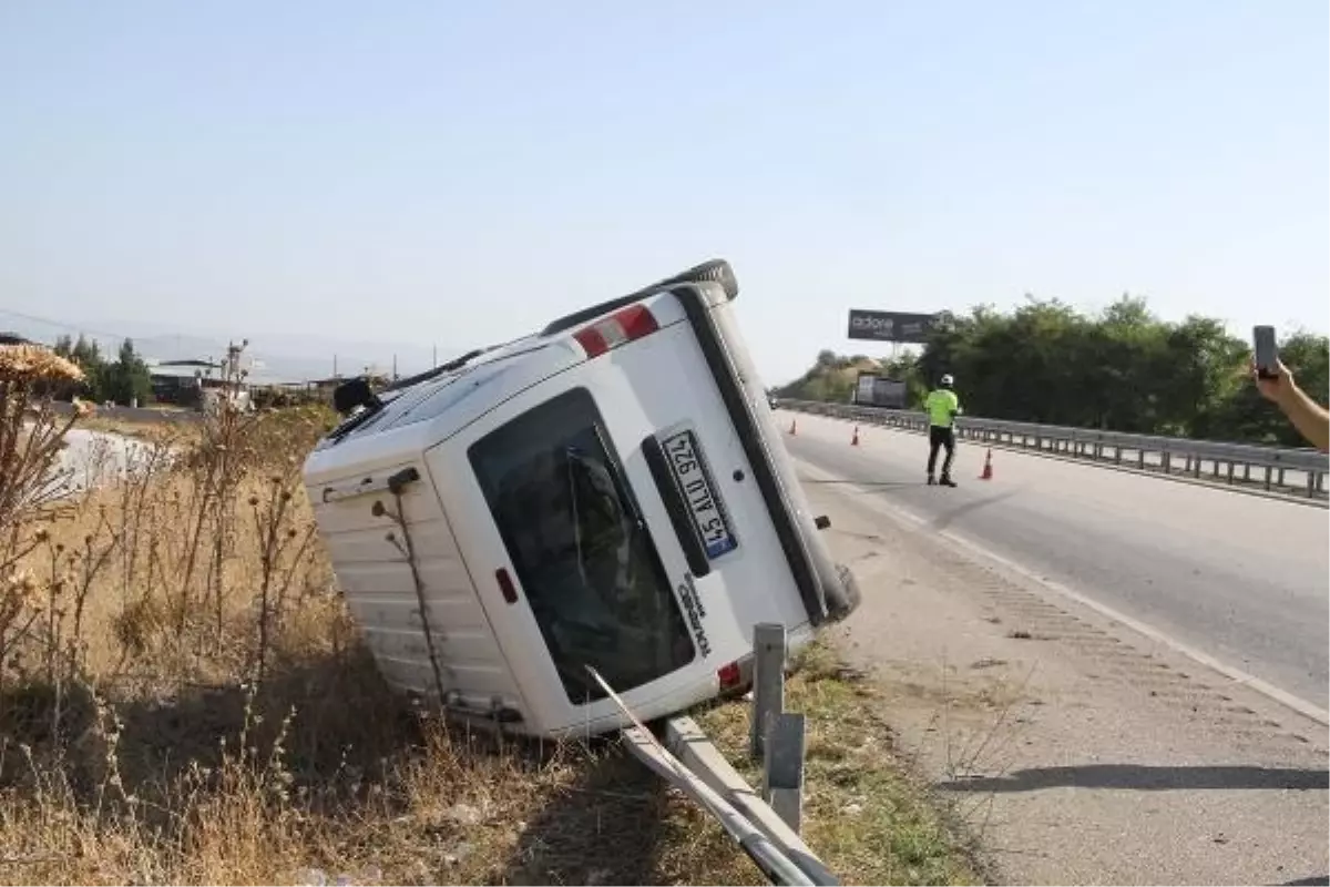 Manisa\'da Hafif Ticari Araç Devrildi: 4 Yaralı