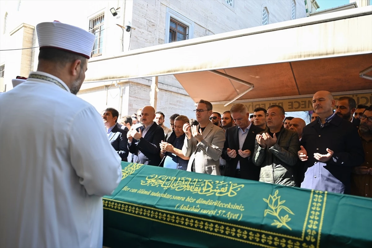 Başakşehir Belediye Başkanı Yasin Kartoğlu\'nun annesi Fadime Kartoğlu için cenaze namazı kılındı