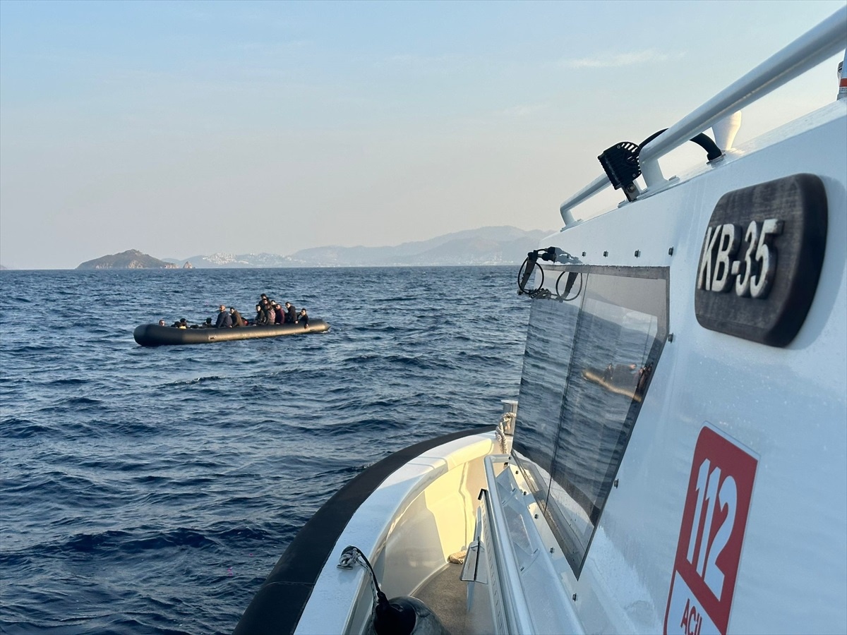 Yunanistan unsurlarınca geri itilen 22 düzensiz göçmen Datça\'da kurtarıldı