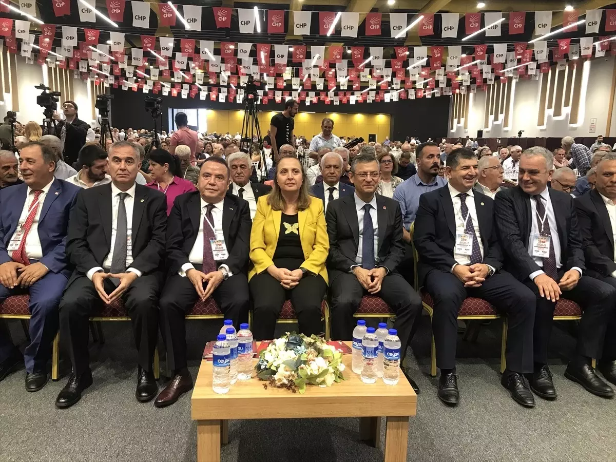 CHP Genel Başkan Adayı Özgür Özel, Değişim Tartışmalarını Eleştirdi