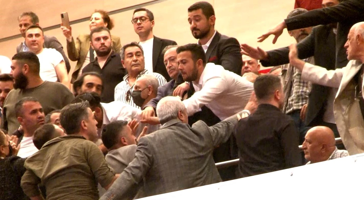 CHP İstanbul İl Kongresi\'nde Konuşma Sırasında Arbede Çıktı