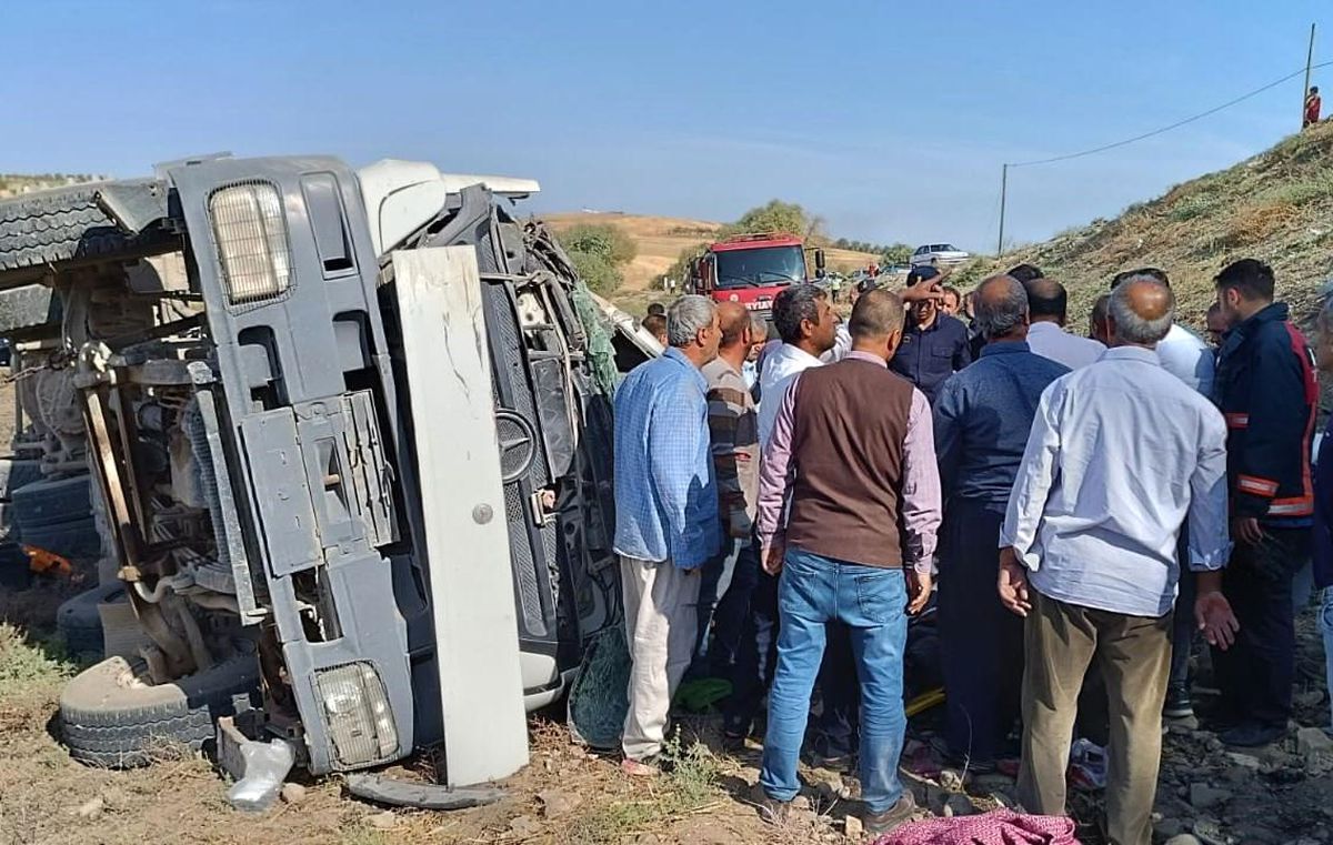 Adıyaman\'da şarampole devrilen beton mikserinin sürücüsü hayatını kaybetti