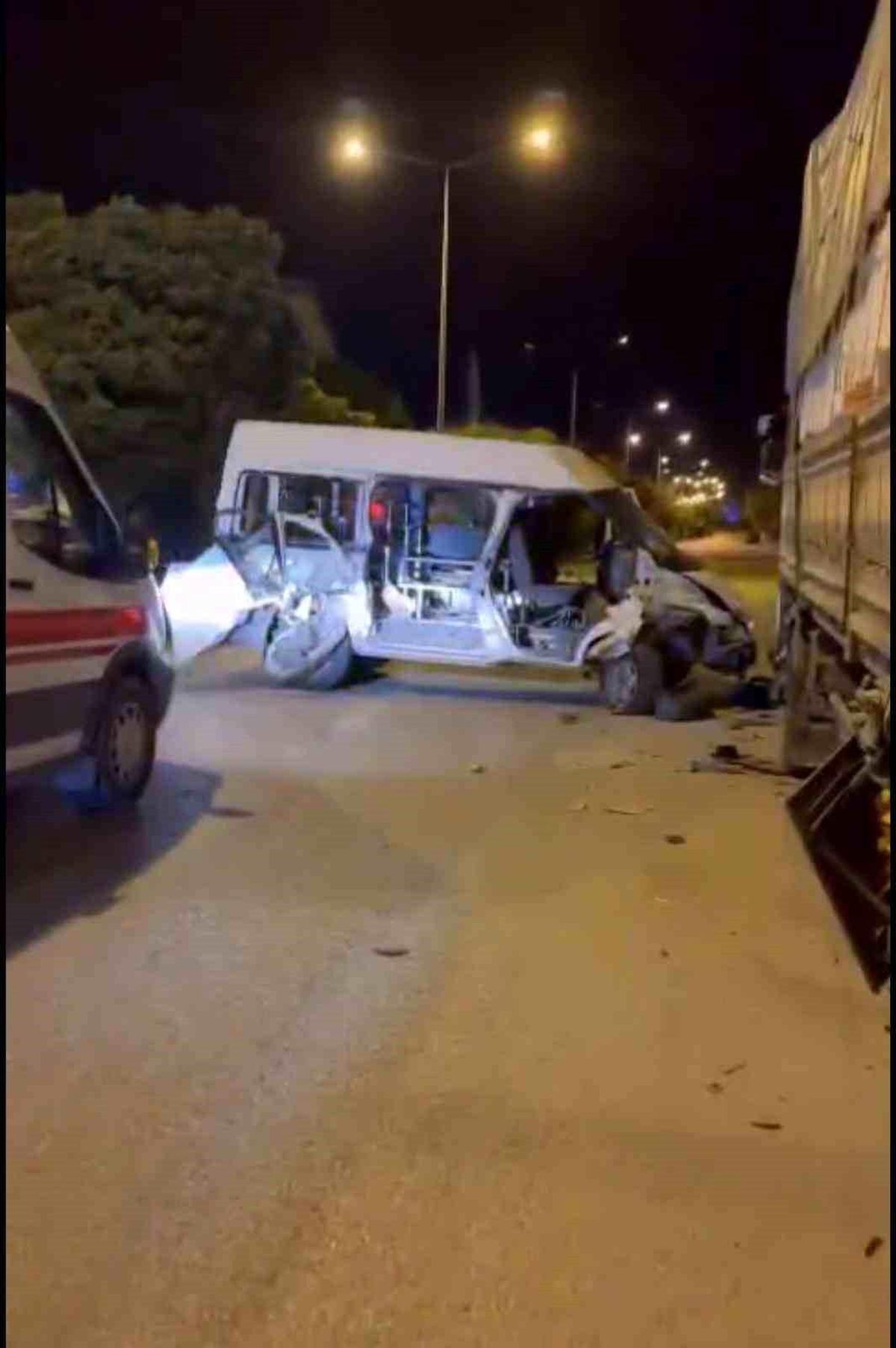 Elazığ\'da minibüs kamyona çarptı, sürücü yaralandı