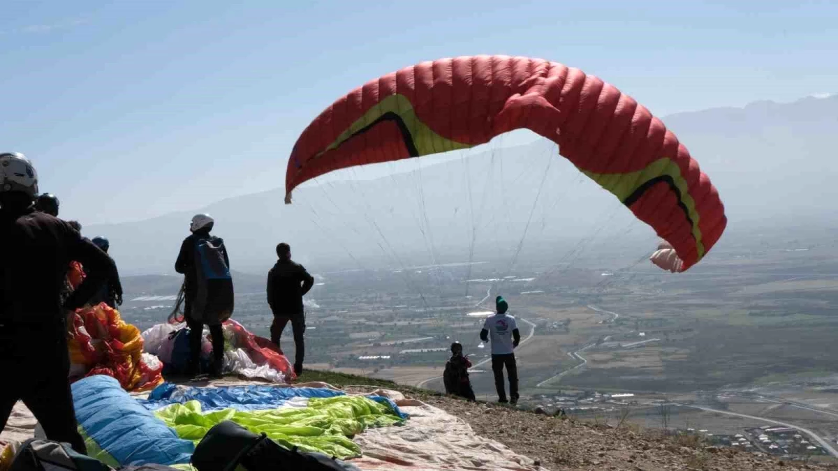 Erzincan\'da Yamaç Paraşütü Hedef Eğitim Yarışması Heyecanı
