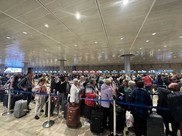 Gazze Şeridi'ndeki saldırılar nedeniyle İsrail'e yapılacak uçak seferleri iptal edildi Gazze Şeridi'ndeki saldırılar nedeniyle İsrail'e yapılacak uçak seferleri iptal edildi