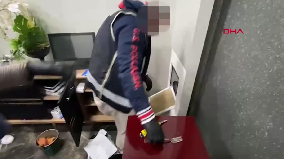 Diyarbakır\'da bir gece kulübünde gizli bölme içinde silah ele geçirildi