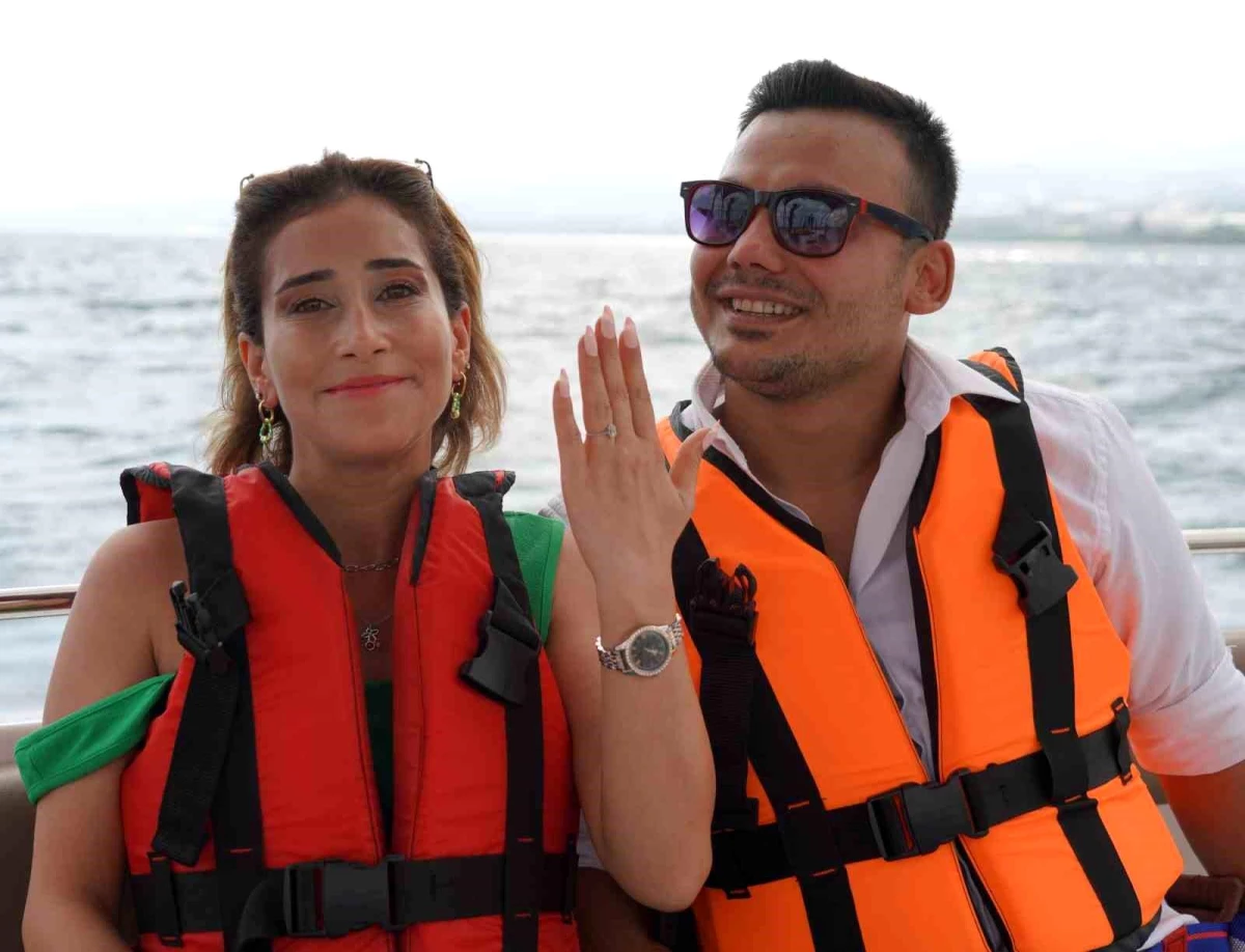 Mersin\'de Tekneden Paraşütle Evlilik Teklifi