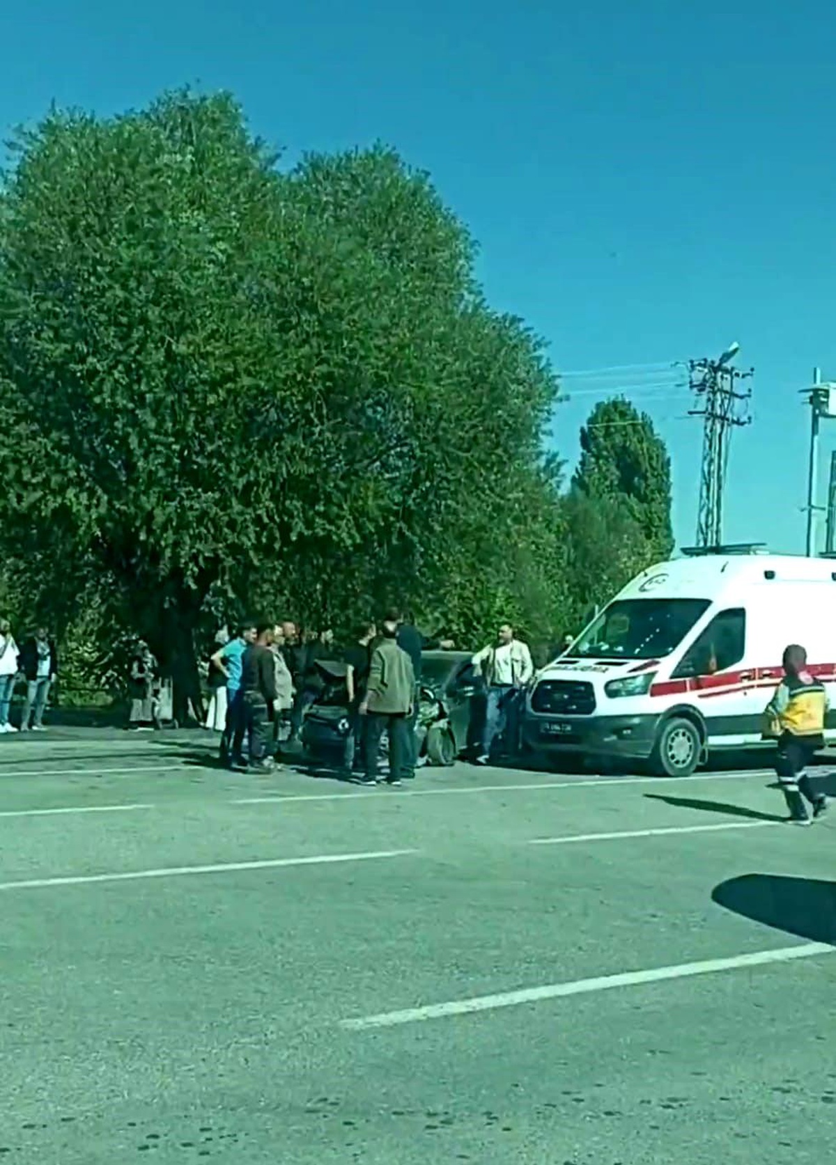 Iğdır\'da öğrenci servis aracına çarpan otomobilde 8\'i öğrenci 10 kişi hafif yaralandı