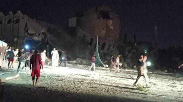 İsrail savaş uçakları, abluka altındaki Gazze'de bir camiyi bombaladı İsrail savaş uçakları, abluka altındaki Gazze'de bir camiyi bombaladı