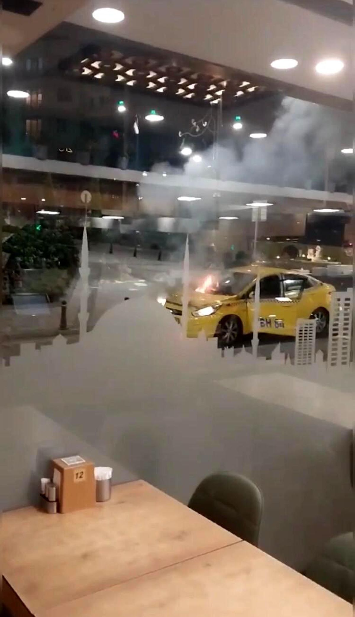 Kağıthane\'de bir taksi cadde ortasında yanmaya başladı
