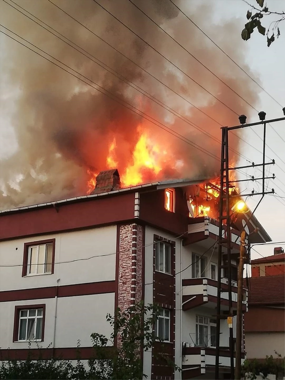 Karabük\'ün Yenice ilçesinde çatı katında çıkan yangın hasara neden oldu