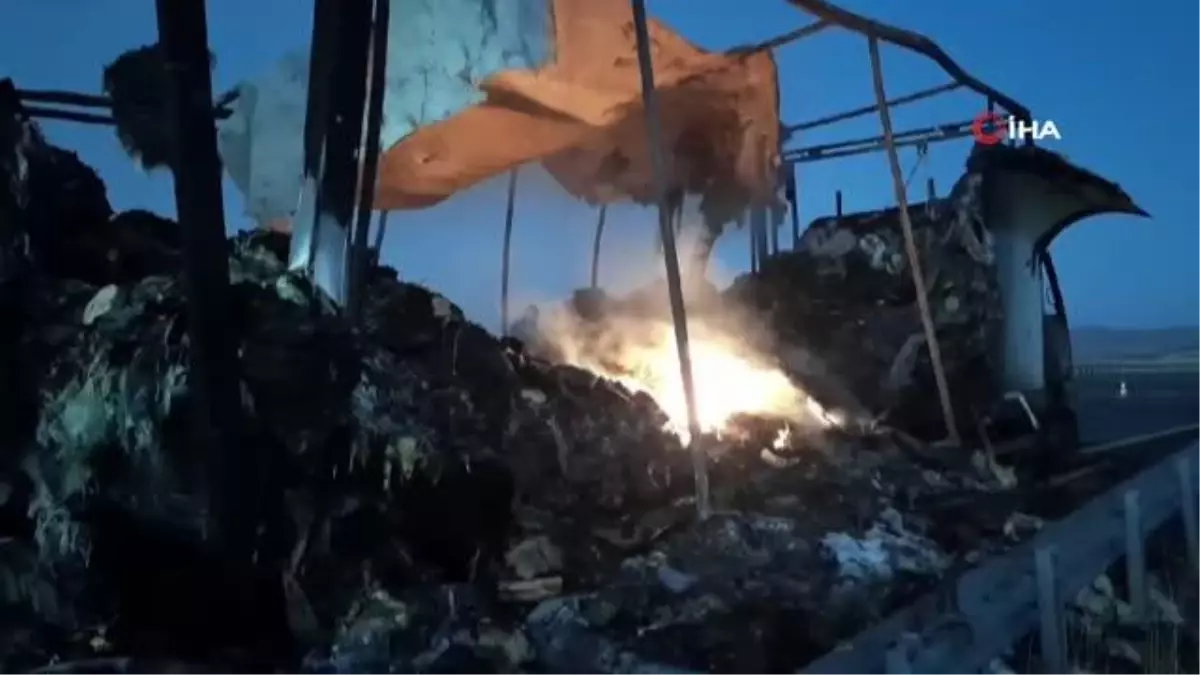 Kars'ta hareket halindeki kamyon yandı