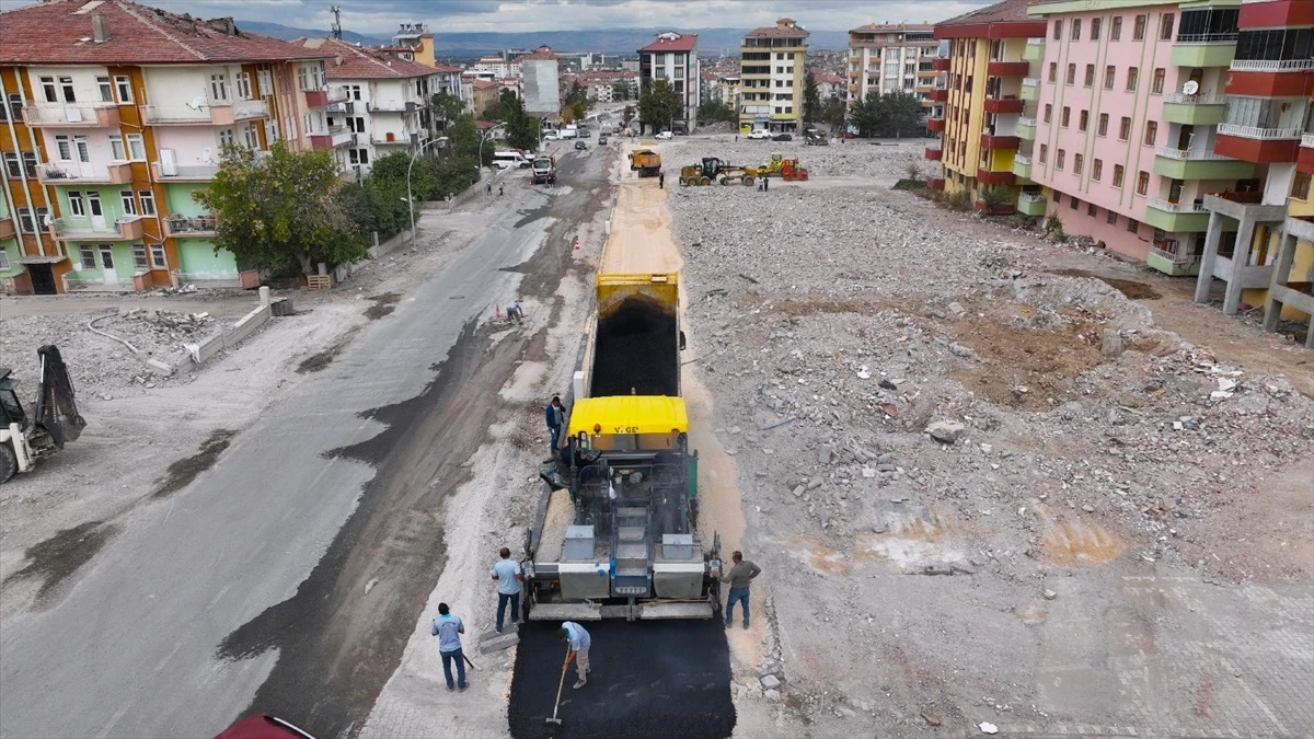 Malatya Büyükşehir Belediyesi, deprem sonrası zarar gören kaldırımları asfaltla kaplıyor