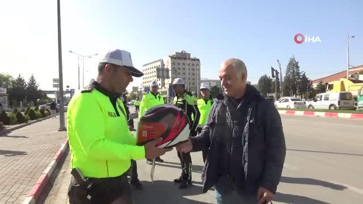 Malatya\'da motosiklet sürücülerine ücretsiz kask dağıtıldı