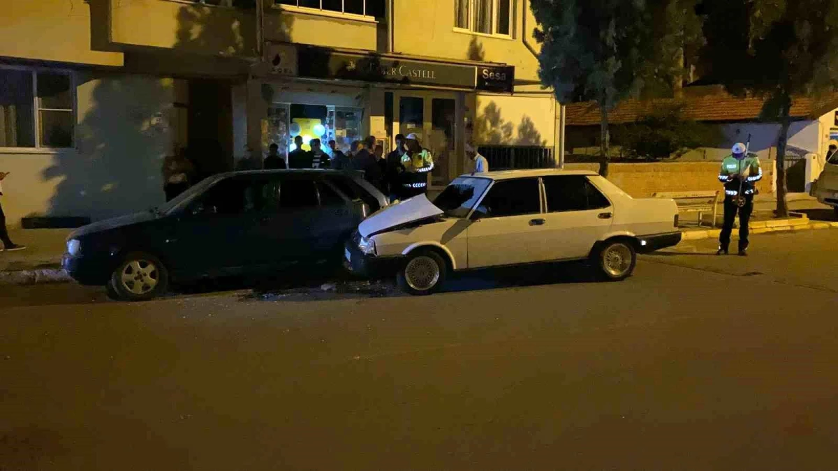 Edirne\'de park halindeki araca çarpan otomobilde 2 kişi yaralandı
