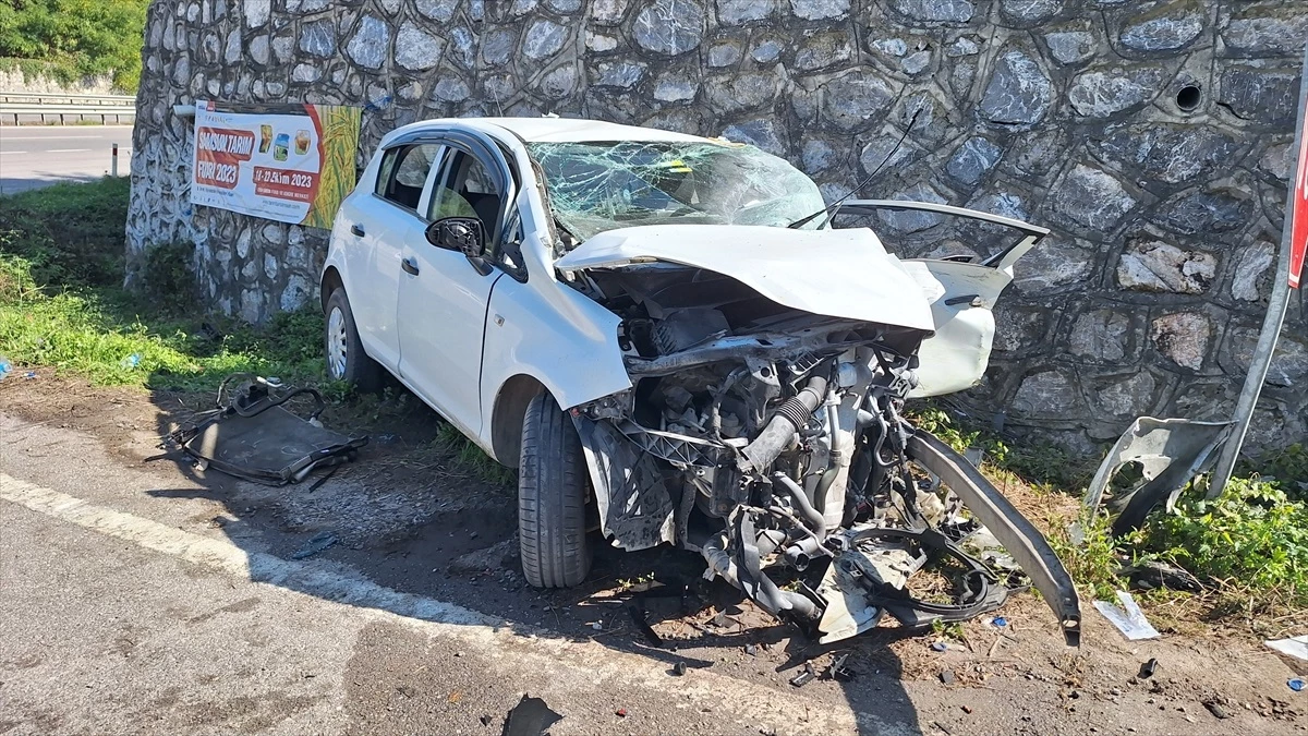 Samsun\'da Otomobil İstinat Duvarına Çarptı: 2\'si Çocuk 3 Kişi Ağır Yaralandı