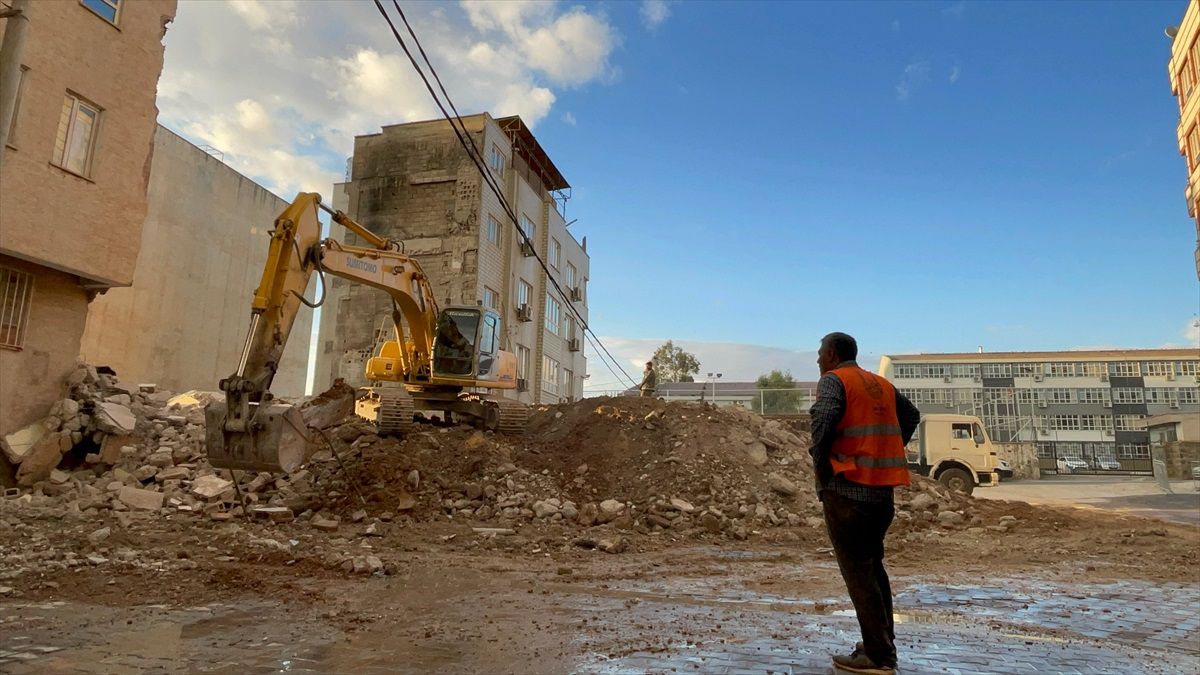Şanlıurfa\'da deprem sonrası ağır hasarlı binaların yıkımı hızla devam ediyor