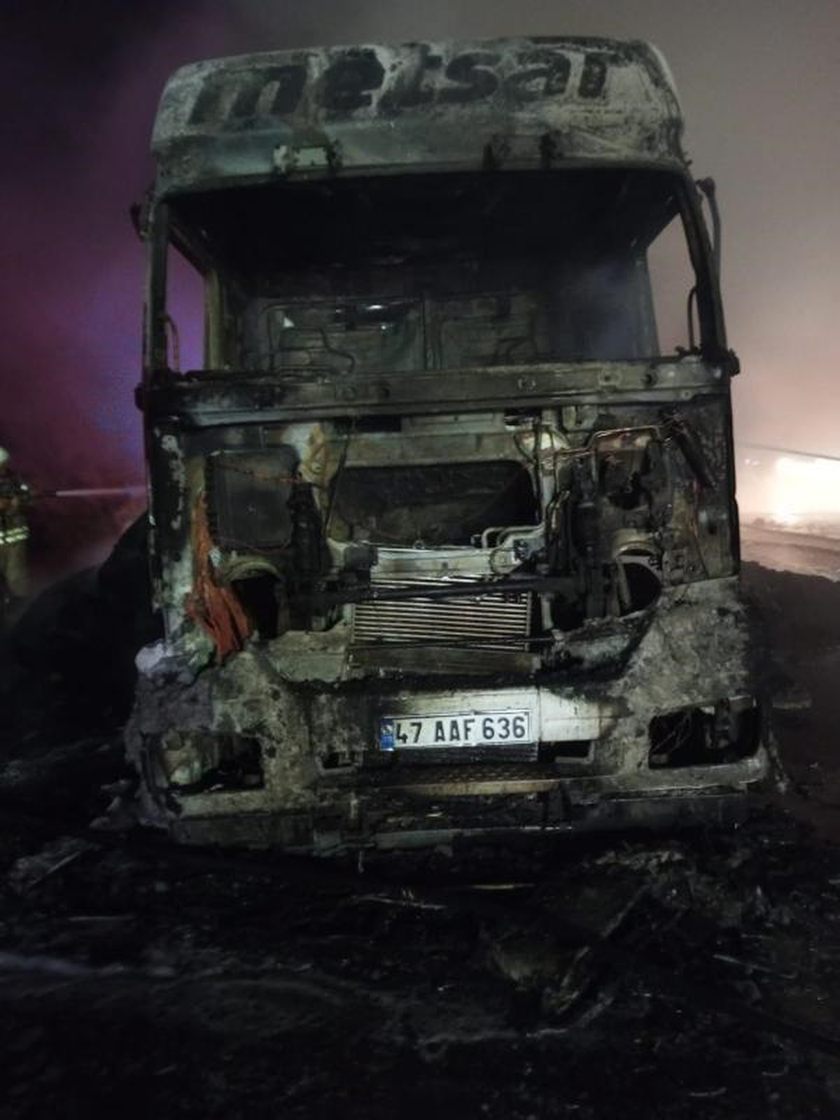 Sarıyer\'de Kumaş Yüklü TIR Alev Alev Yandı
