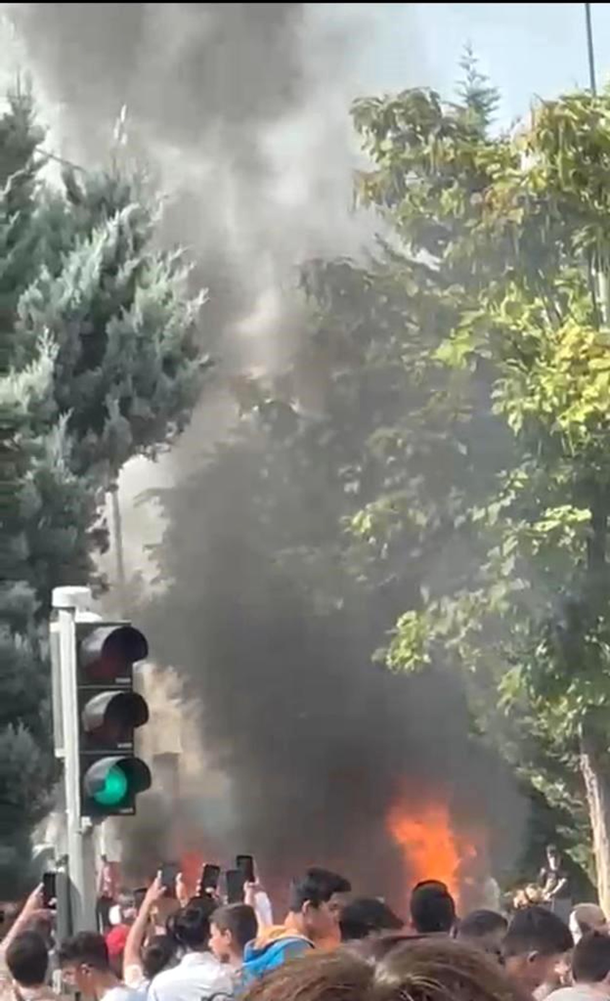 Kayseri\'de seyir halindeki otomobil alev aldı, vatandaşlar araçtan görüntü almak için yarıştı