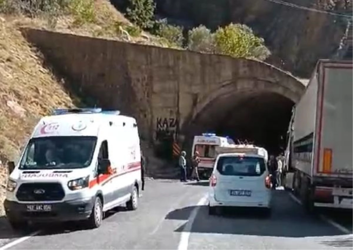Tunceli\'de 2 otomobilin kafa kafaya çarpıştığı kazada 4\'ü çocuk 11 kişi yaralandı