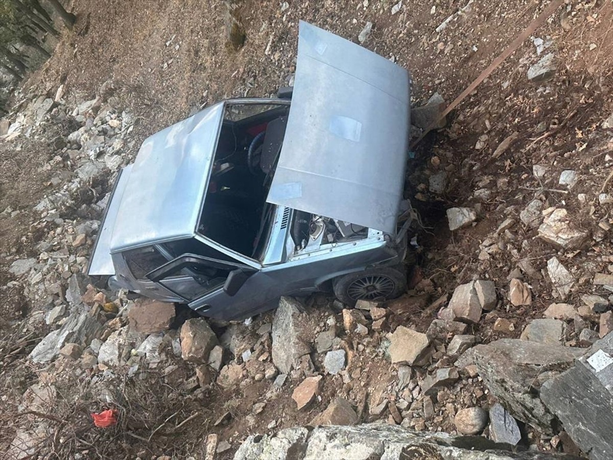 Uşak\'ta otomobil şarampole devrildi, 1\'i bebek 5 kişi yaralandı