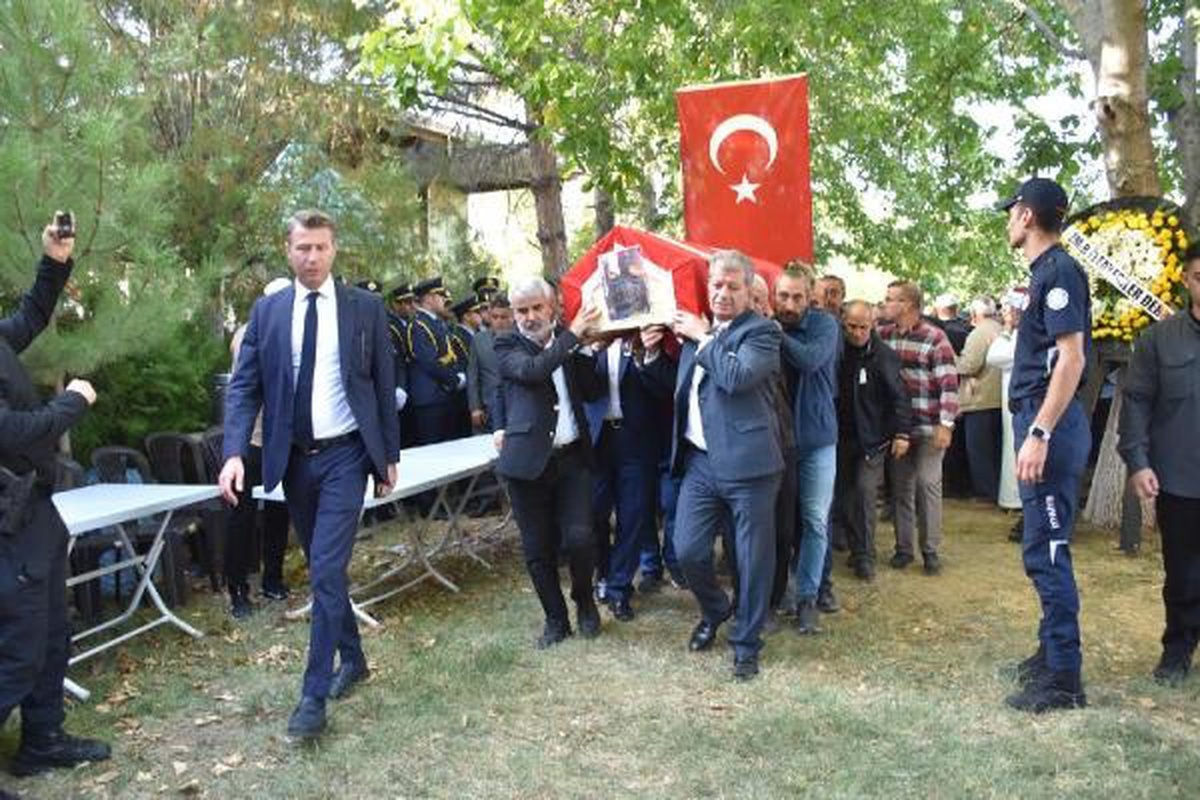 İtfaiye eri Orçun Yaşar\'ın cenazesi Eskişehir\'de toprağa verildi