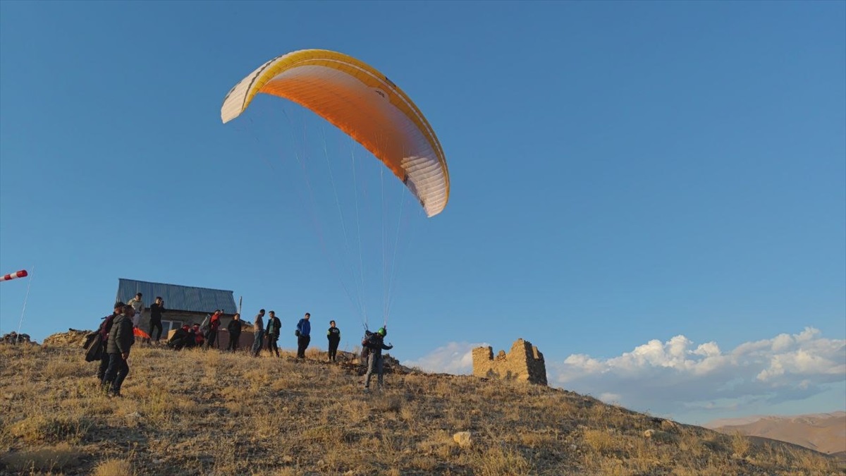 Hakkari\'de Gençler Sportif Havacılık Akademisi\'nde Deneme Uçuşu Yaptı