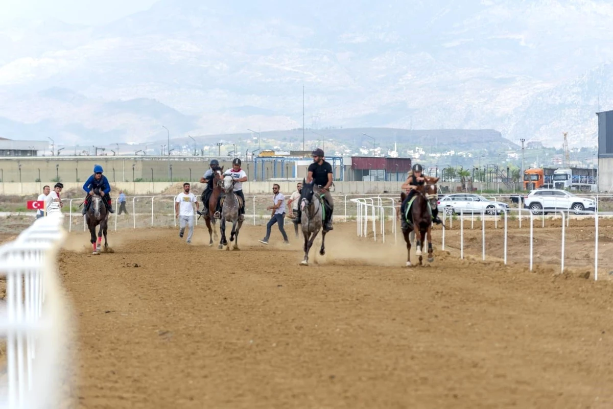 Manavgat\'ta Geleneksel Rahvan At Yarışlarında Genç Kızın Düşmesi